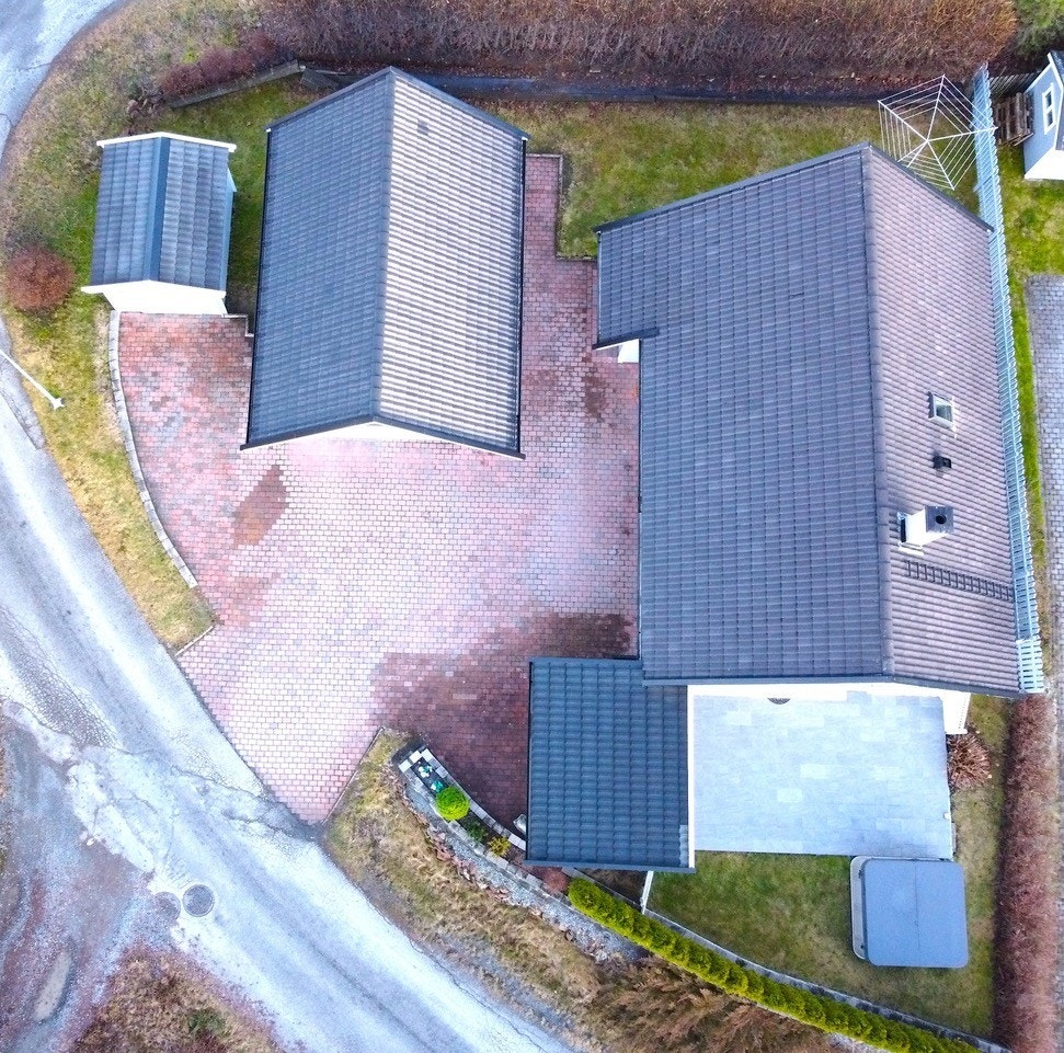 Oversiktsbilde som viser eiendommens plassering i terrenget, med god avstand til naboer. (selgers bilde) Galleribilde