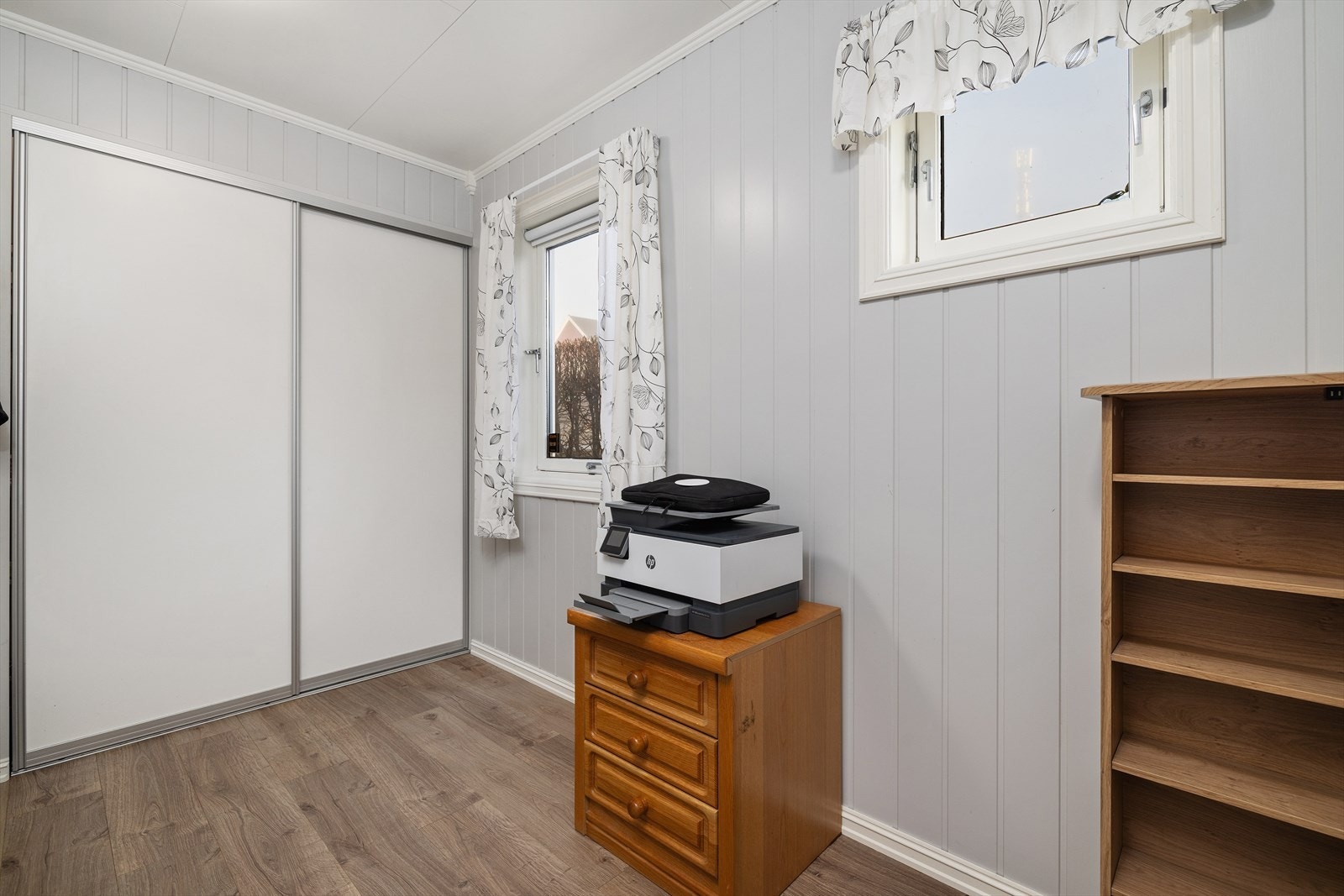 Praktisk kontor/garderobe ved inngangsparti Galleribilde