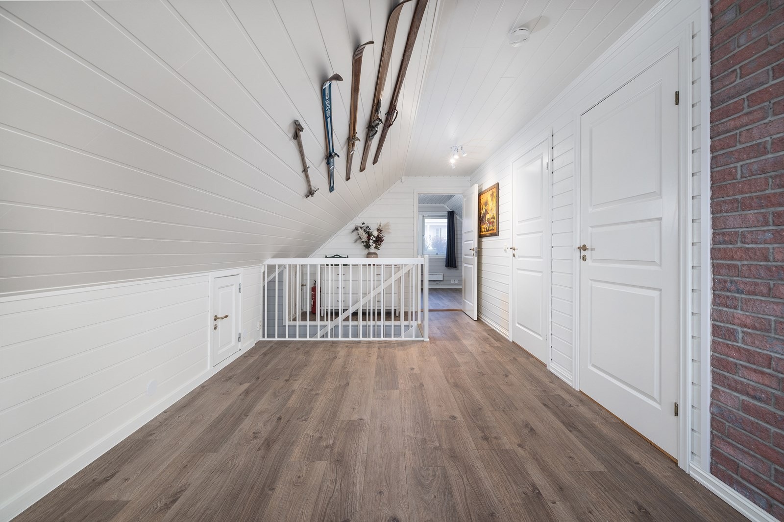 Loftstuen gir tilgang til etasjens øvrige rom og har smart lagringsplass i kneveggene. Galleribilde