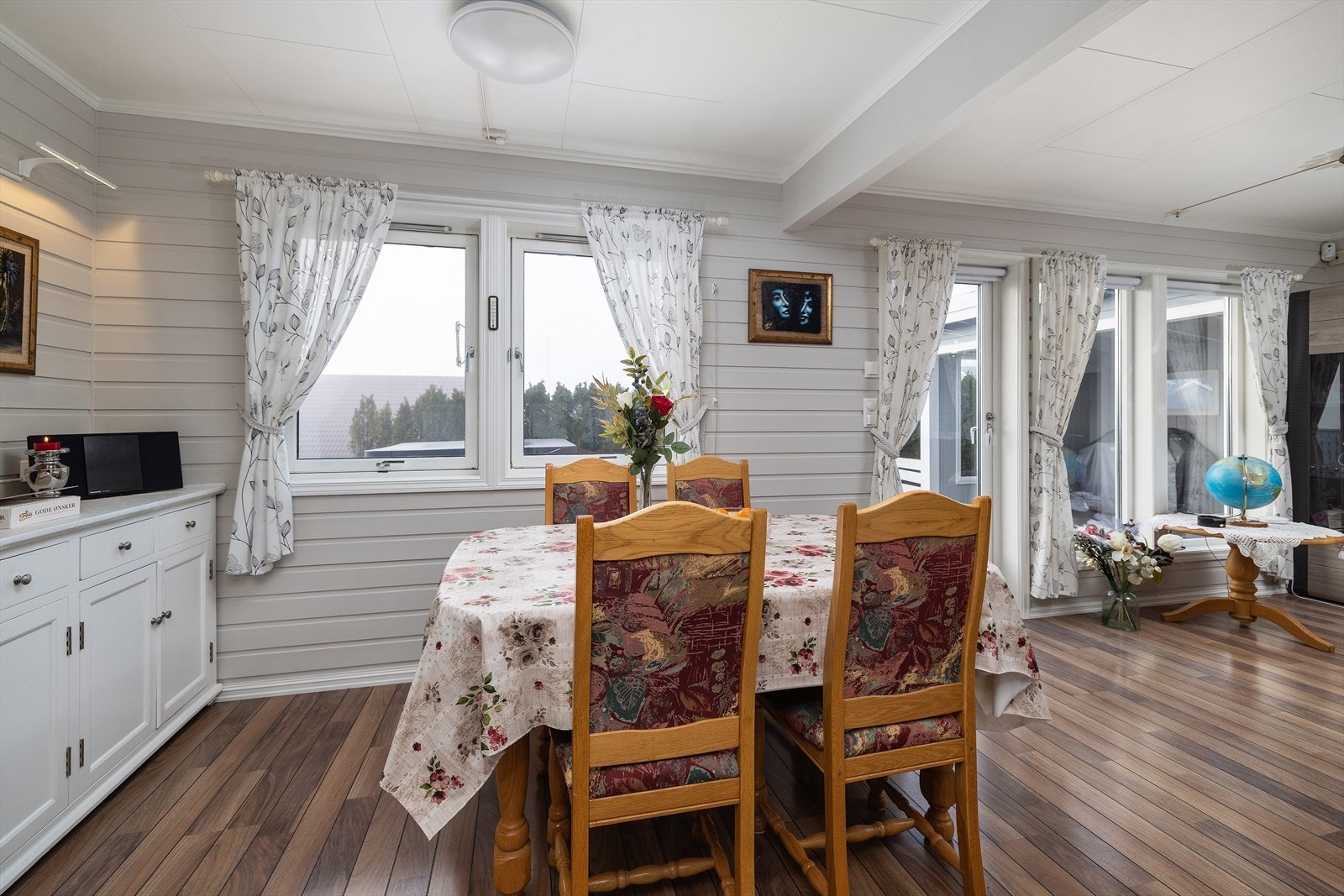 I tilknytning til kjøkkenet er det god plass for en romslig spisegruppe. Galleribilde