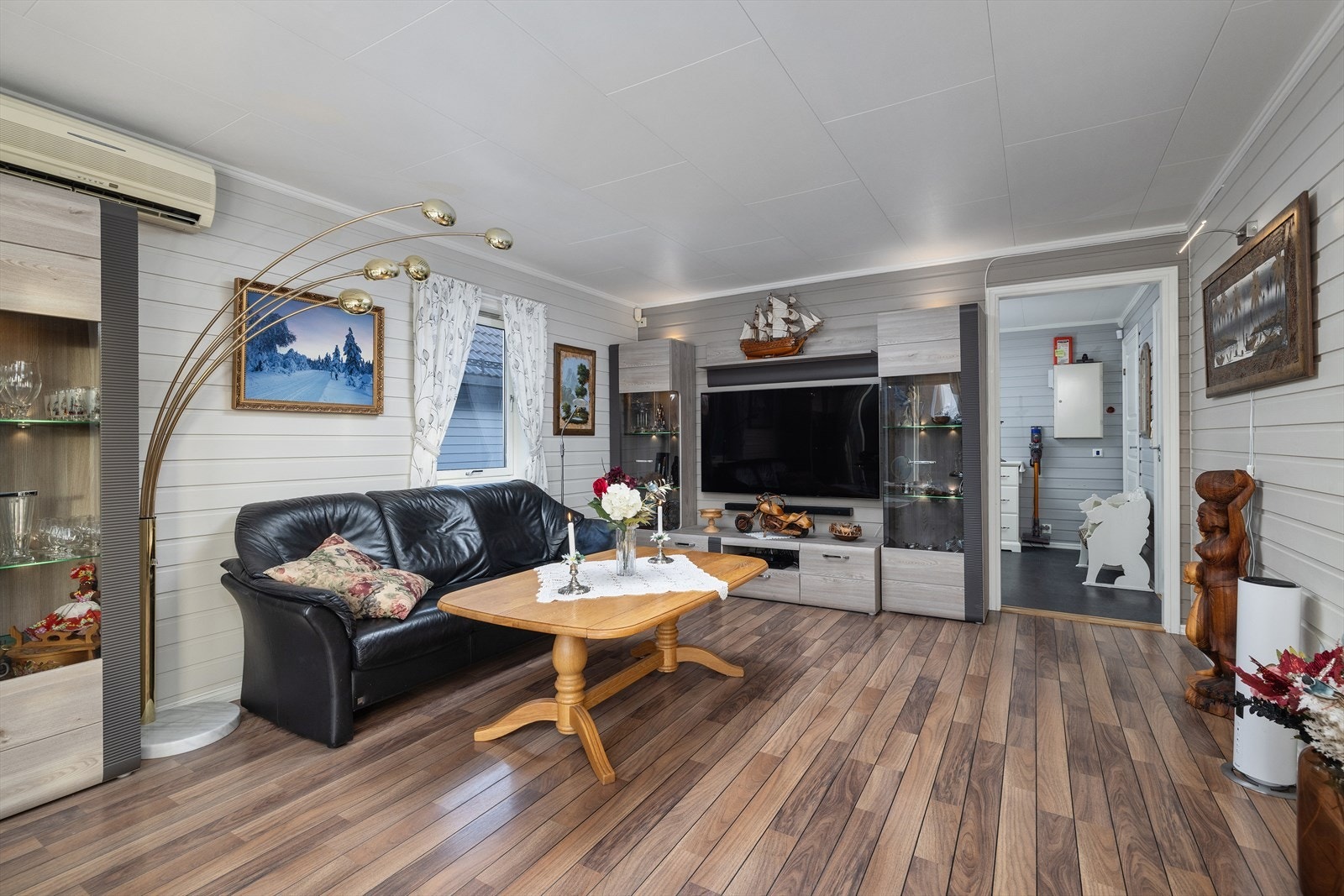 Rommet gir fleksible møbleringsmuligheter for både sofagruppe og medieenhet. Galleribilde