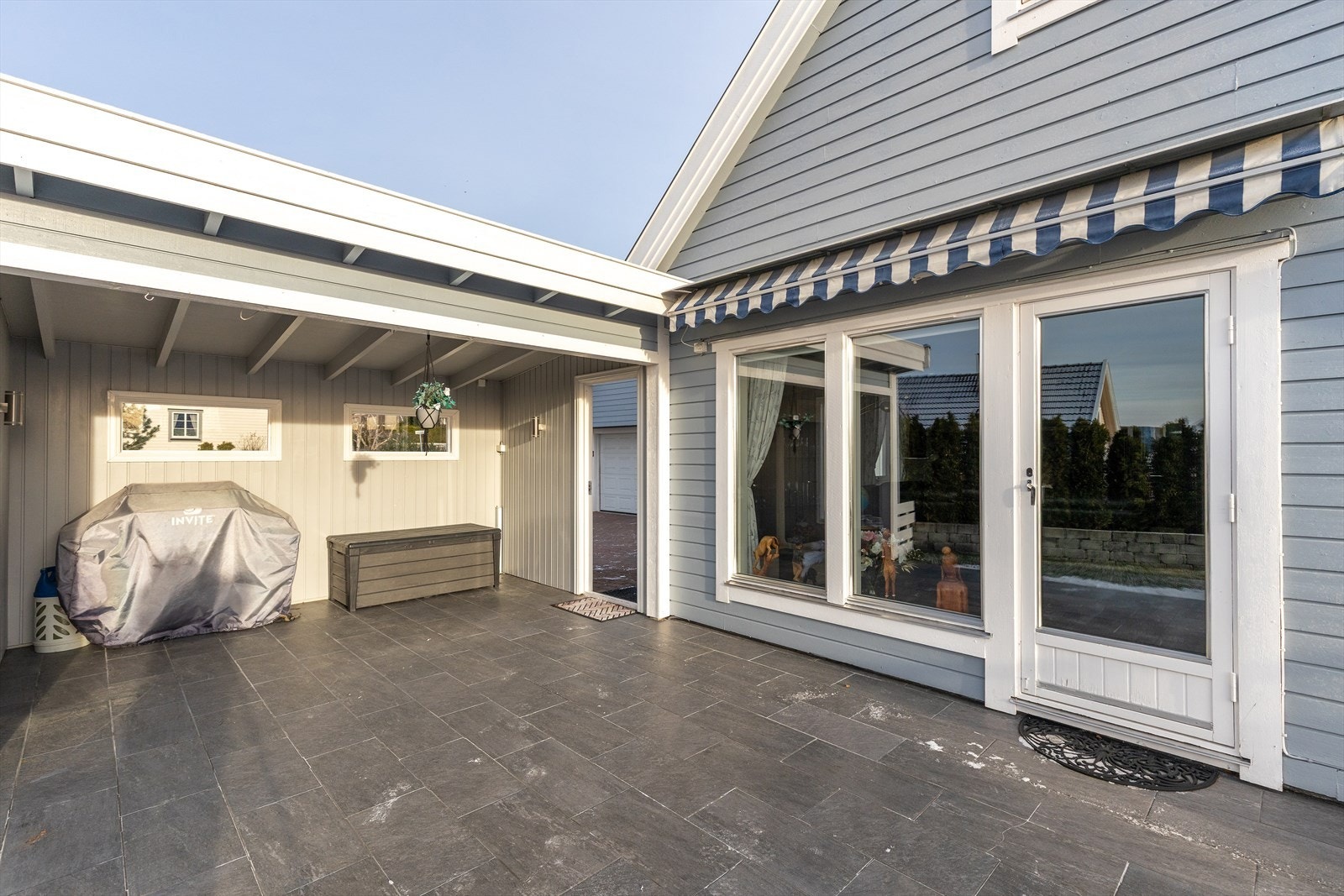 Terrassen har en overbygd del som gir ly for vær og vind. Galleribilde