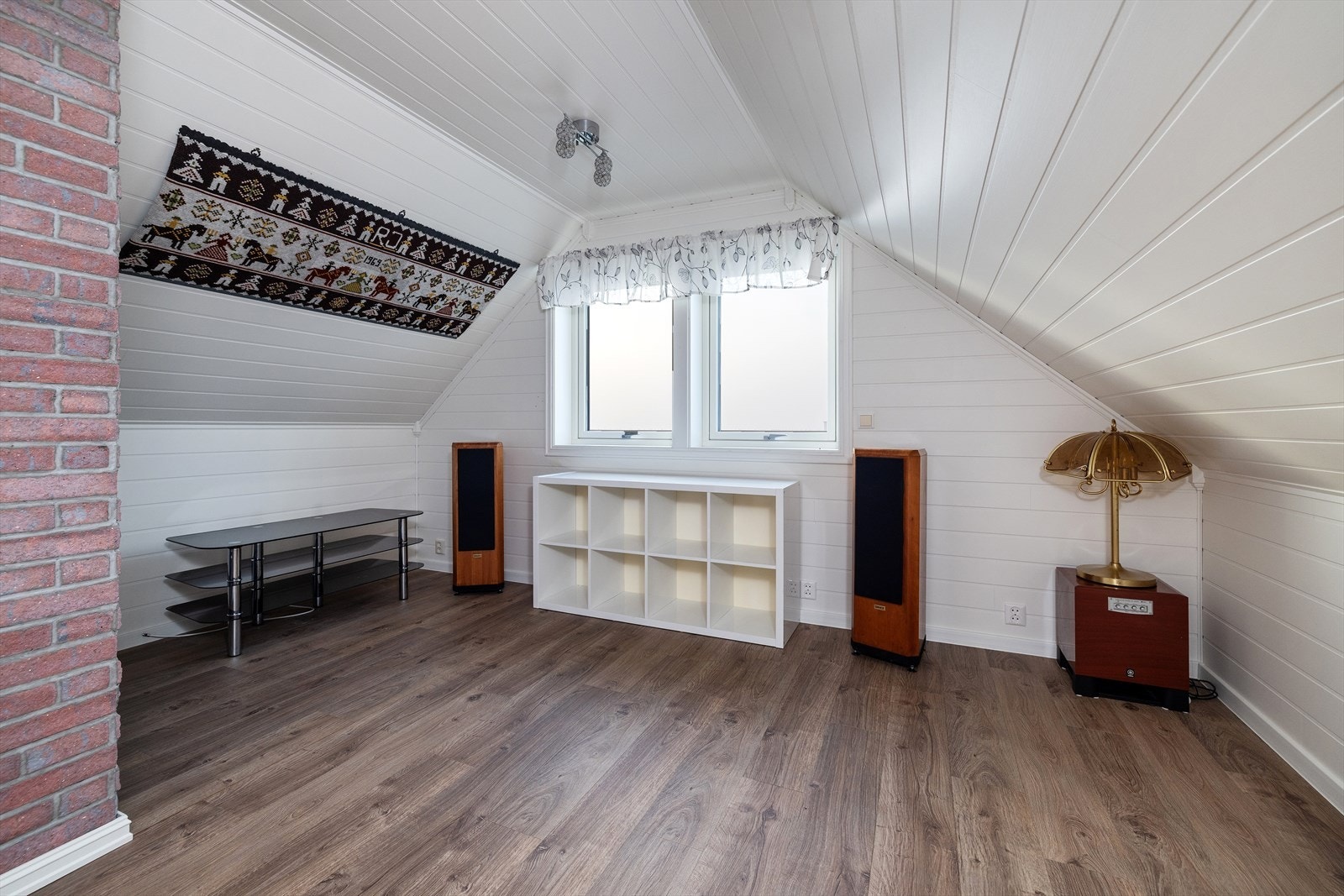 Dette er et fleksibelt areal som kan innredes som en ekstra TV-stue eller lekerom. Galleribilde