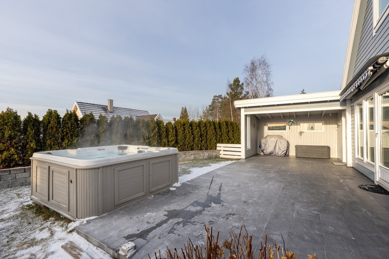 Et utendørs boblebad er installert på terrassen, perfekt for avslapning året rundt. Galleribilde