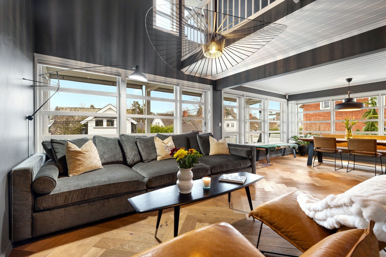 Stuen har en svært god planløsning med store vindusflater som slipper inn rikelig med naturlig lys. Galleribilde