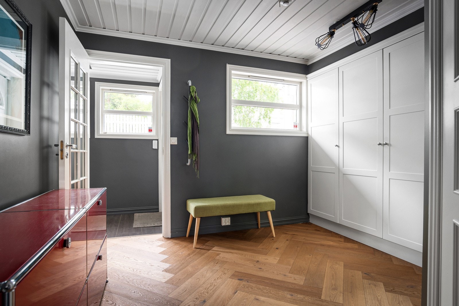Boligen ønsker velkommen med en romslig og innbydende entré som gir et svært godt førsteinntrykk. Galleribilde
