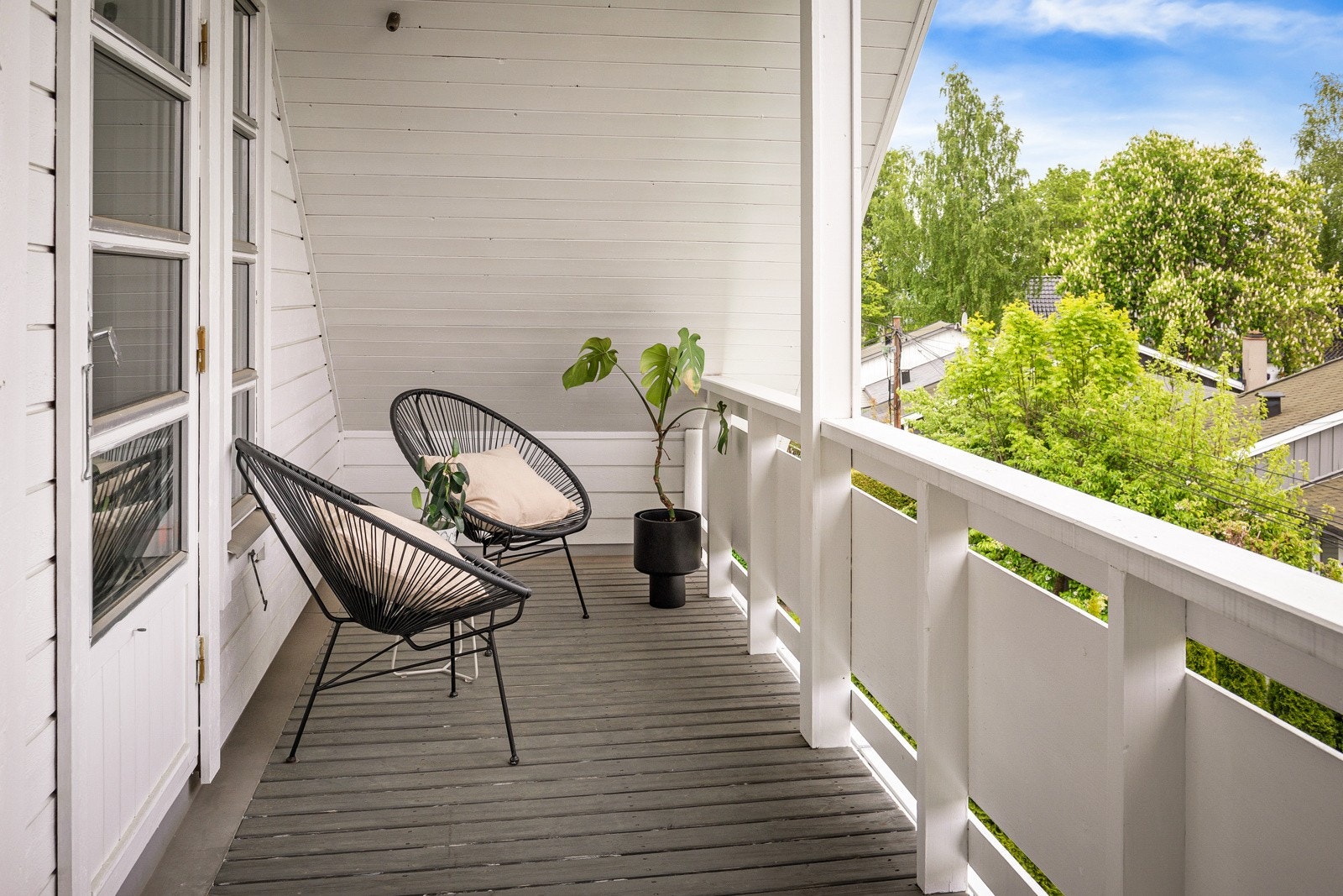 Fra rommet er det direkte utgang til en sydøstvendt balkong. Galleribilde