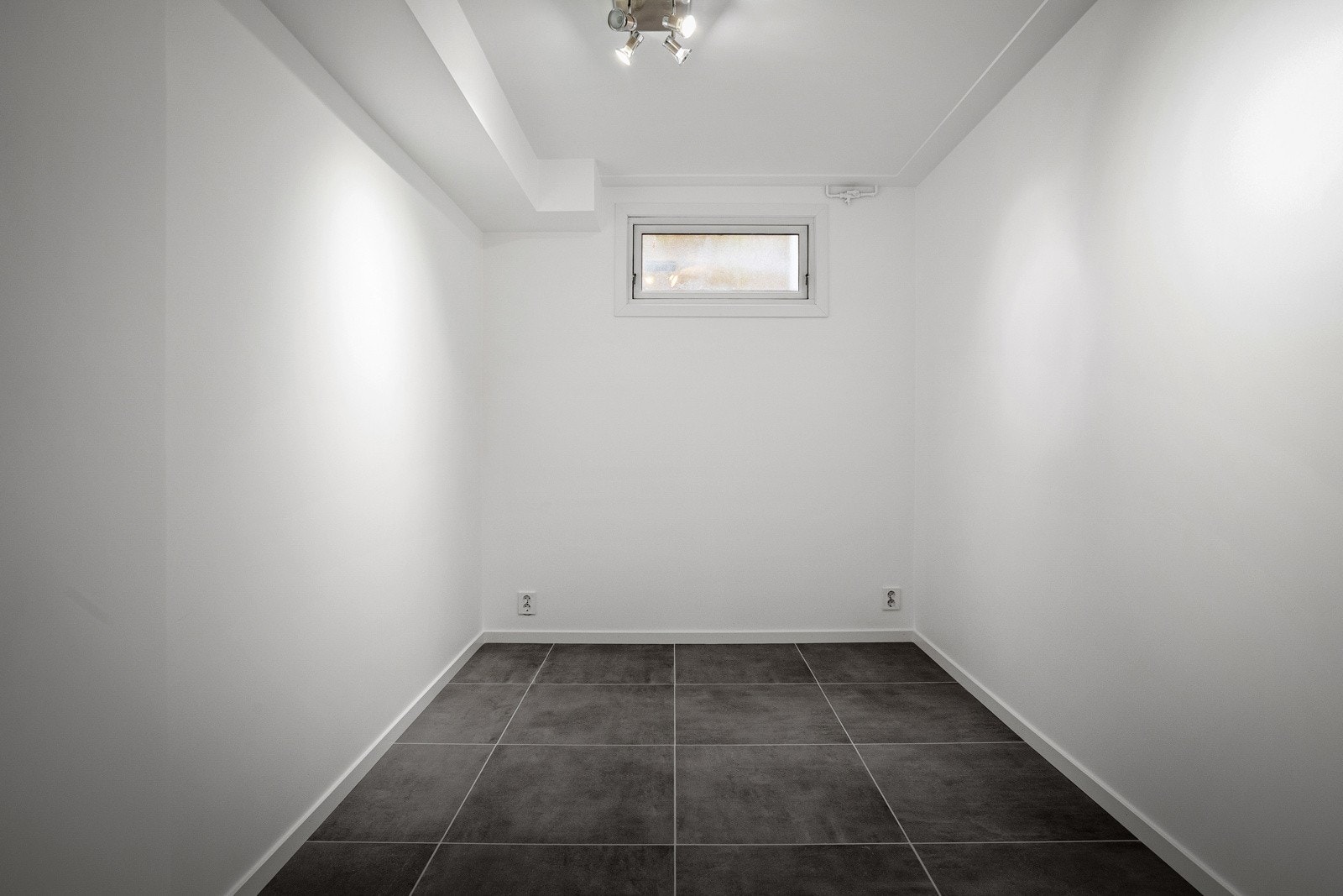 Bod i kjeller med god oppbevaringsplass. Galleribilde