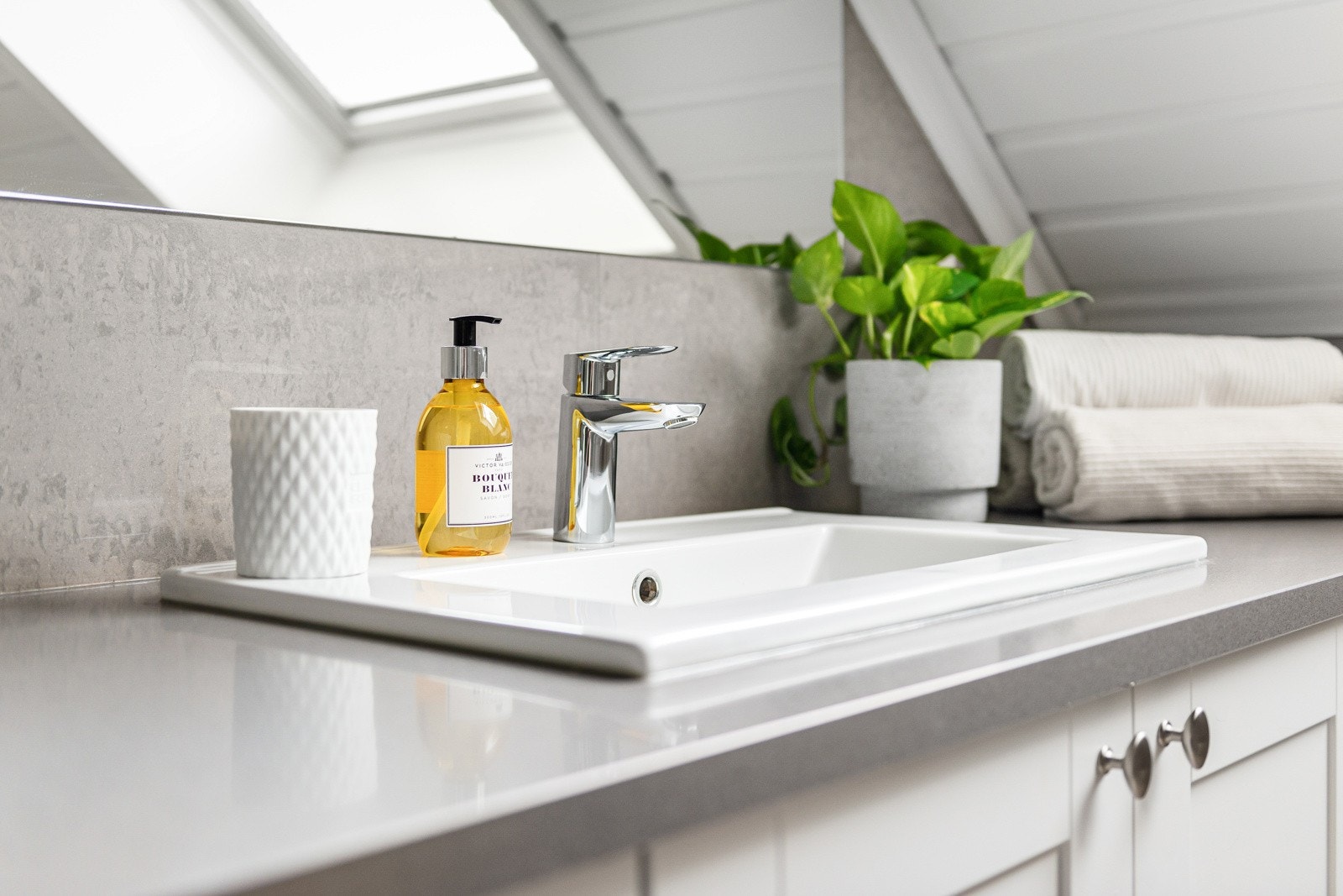 Over servantinnredningen er det et stort speil som gir rommet en luftig følelse. Galleribilde