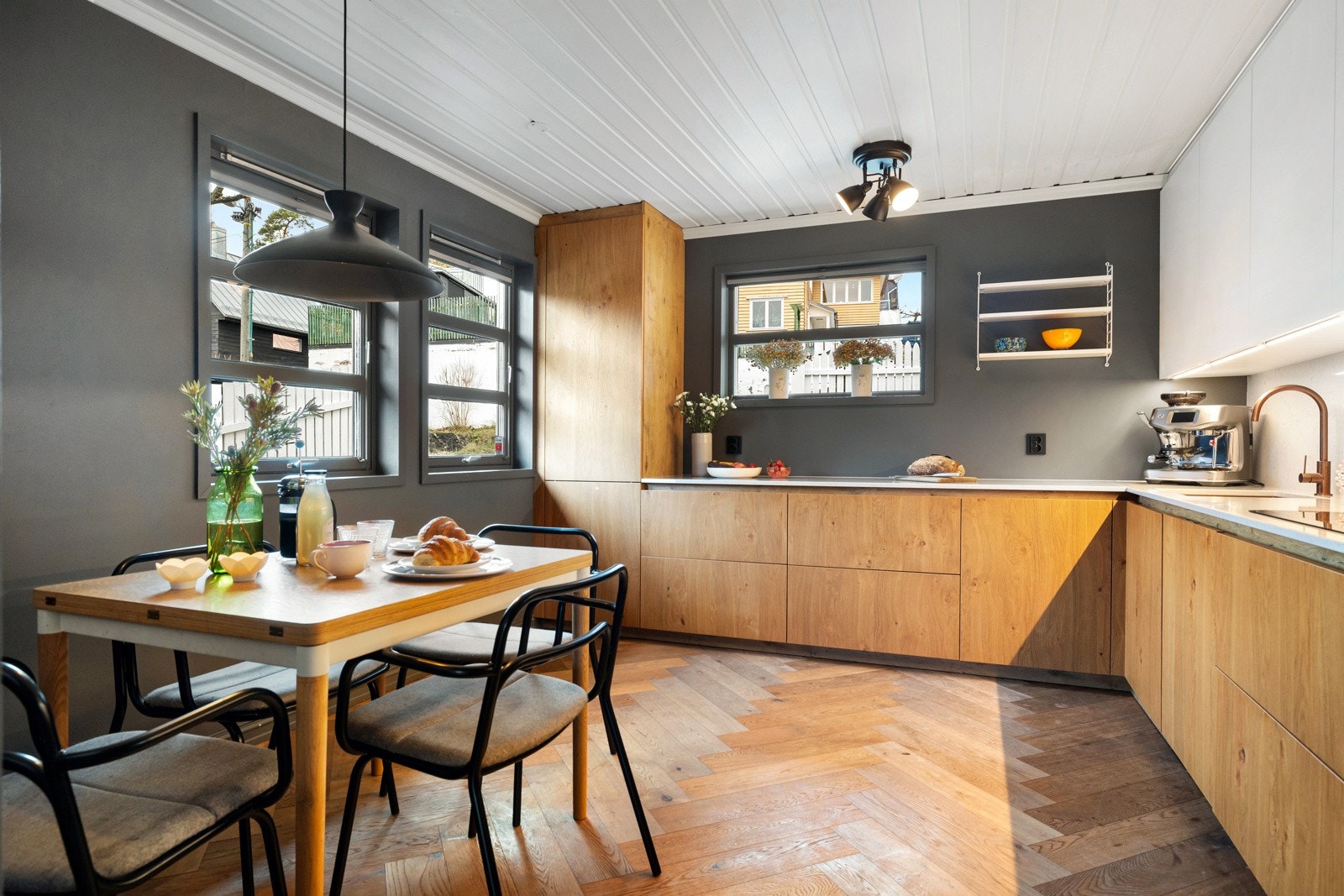 Kjøkkenet er innredet med moderne Rotpunkt-kjøkken fra 2021 og fremstår både stilrent og funksjonelt. Galleribilde