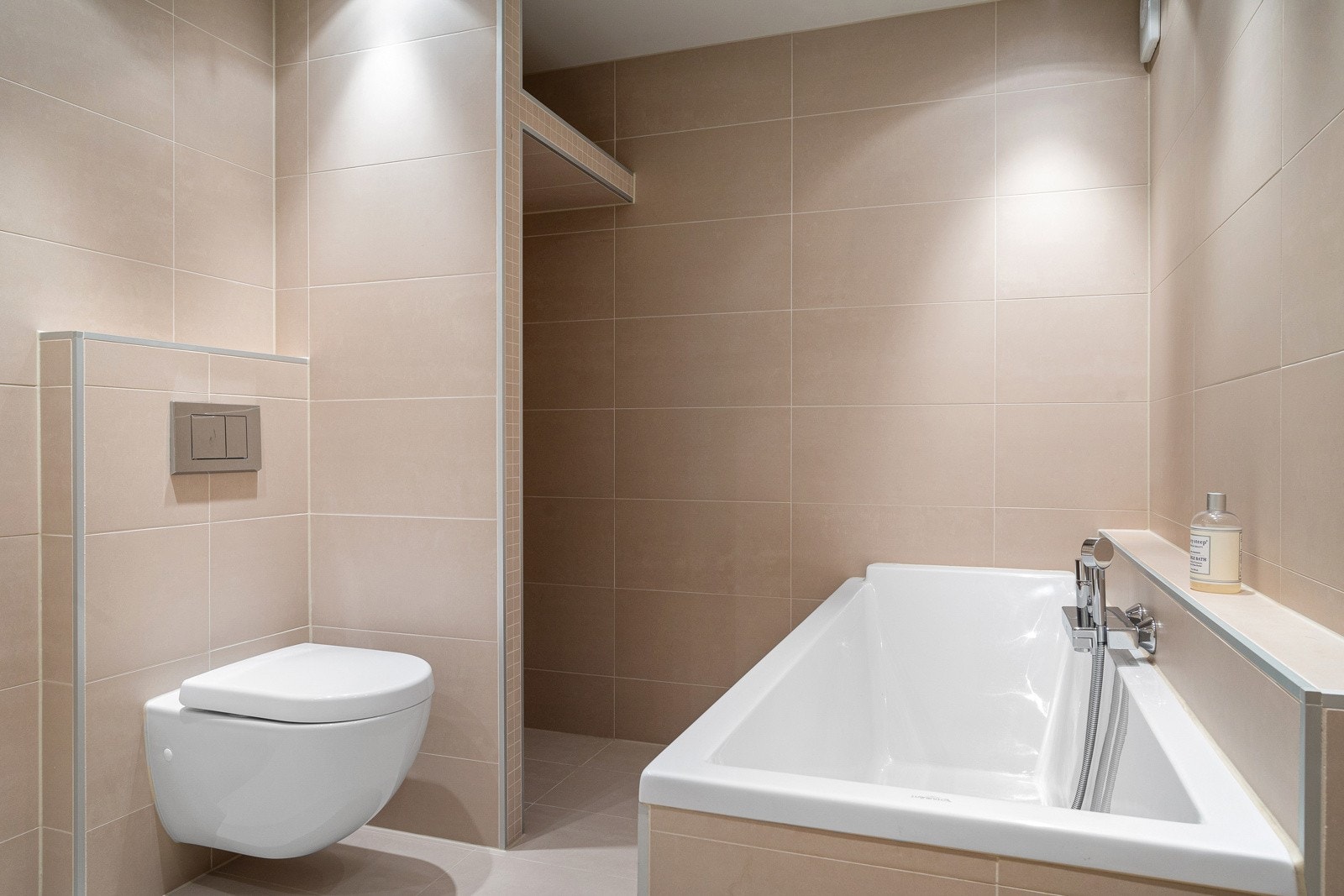 Videre har badet vegghengt toalett og en stilren servantløsning med god plass til oppbevaring i hylle. Galleribilde