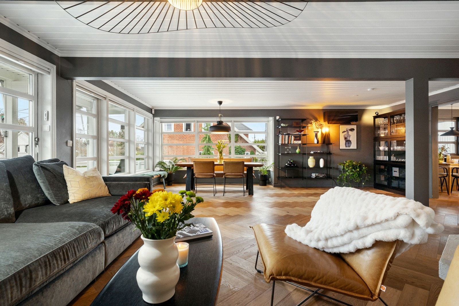 Den store vindusrekken gir flott utsyn mot nabolaget og skaper en behagelig overgang mellom inne- og uteområdet. Galleribilde