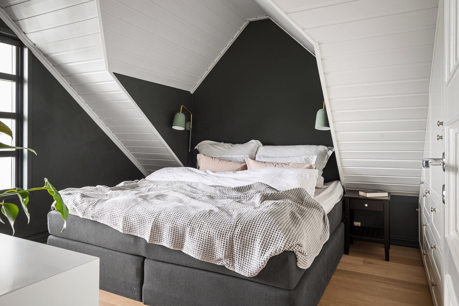 Hovedsoverommet byr på god plass til dobbeltseng med tilhørende nattbord. Her finner du en praktisk, innebygget garderobeløsning med rikelig lagringsplass. Galleribilde