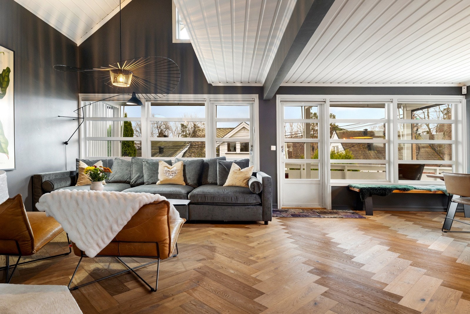 Boligen byr på tre store oppholdsrom, tre soverom, to bad og en solrik, inngjerdet hage som egner seg perfekt for lek, sosiale sammenkomster og familieliv. Galleribilde