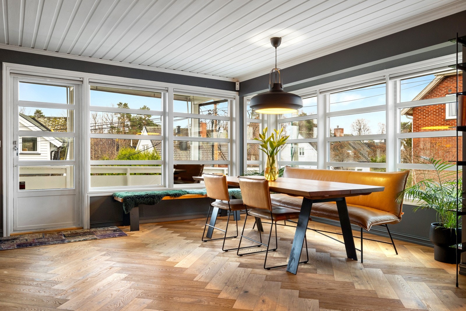 Her får du en imponerende stue- og spiseavdeling av meget god størrelse, perfekt for både hverdagsmåltider og større sammenkomster Galleribilde