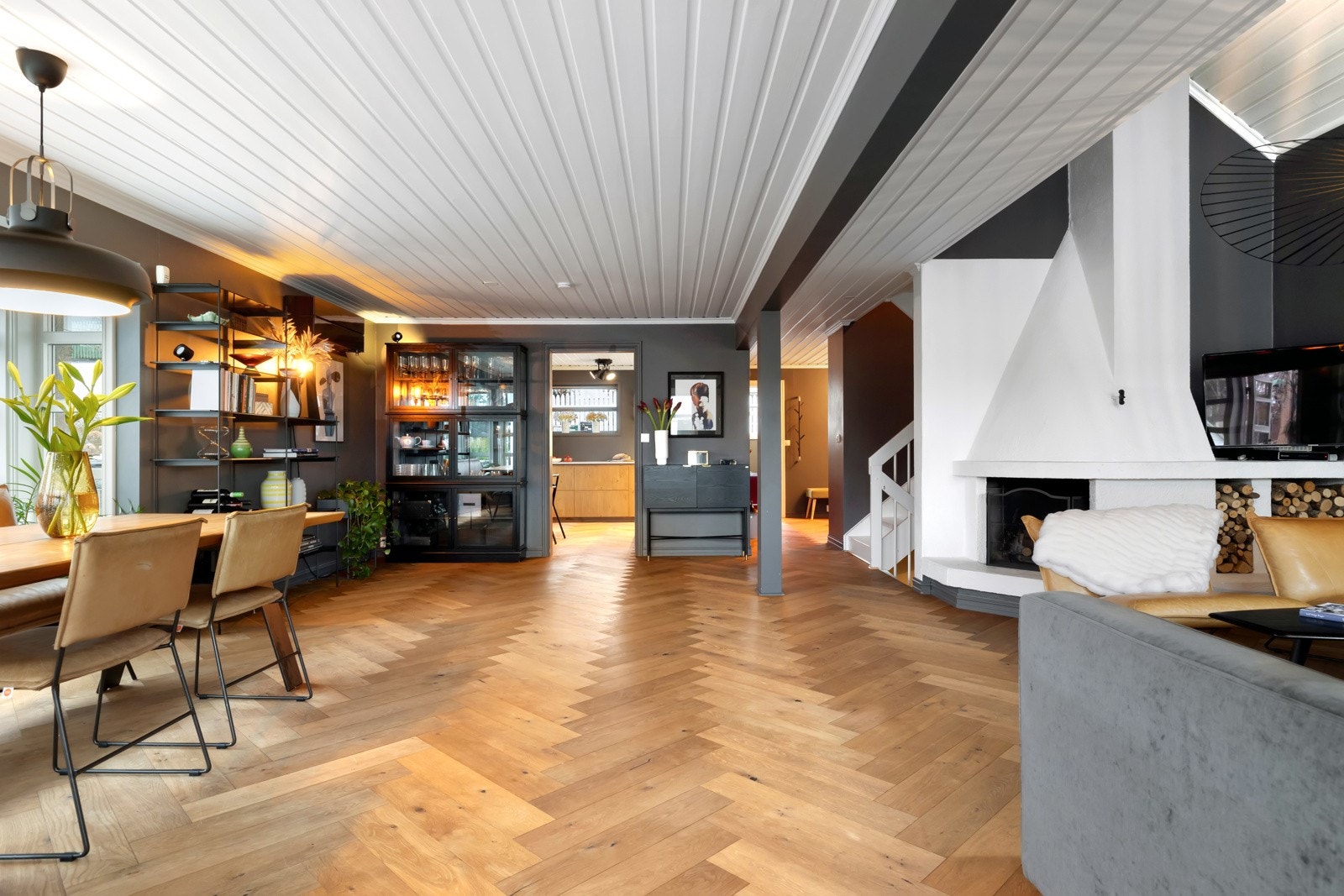 Spisestuen ligger i praktisk tilknytning til kjøkkenet og skaper en god flyt mellom rommene. Galleribilde