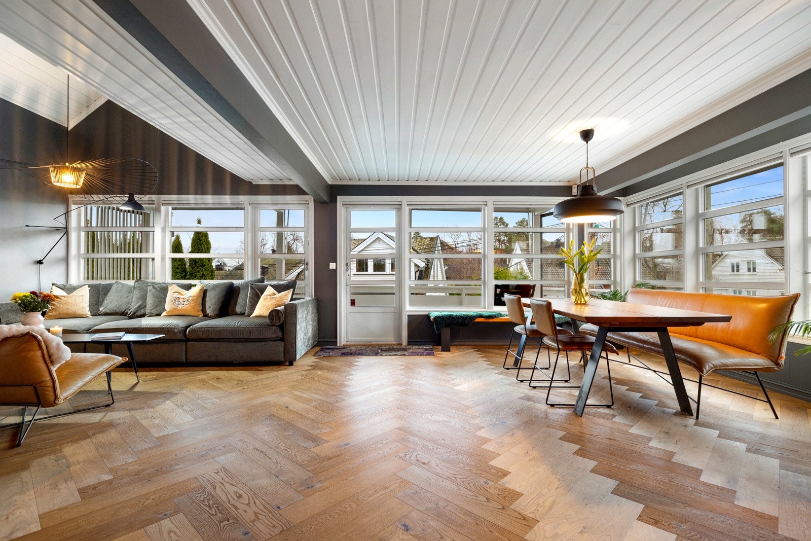 Her har vi gleden av å presentere en stor og familievennlig enebolig over tre plan, beliggende i et av Bygdøys mest ettertraktede boligområder. Galleribilde