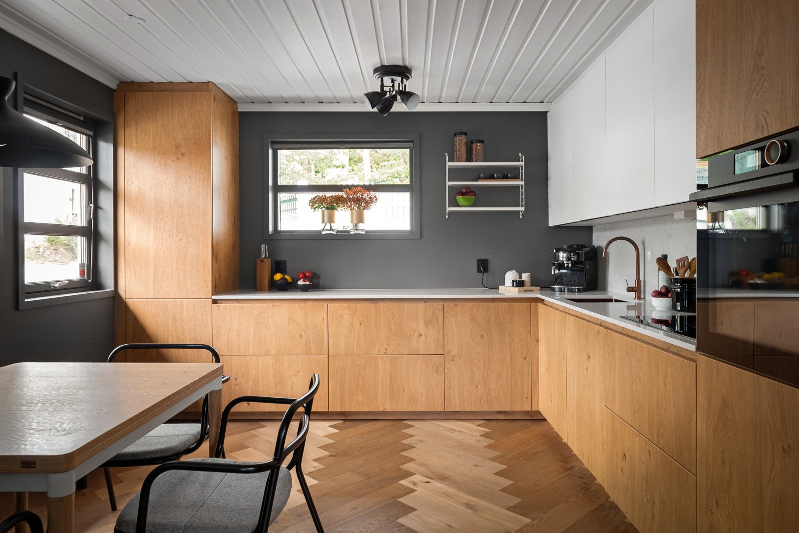 her er det rikelig med skap og benkeplass. Galleribilde