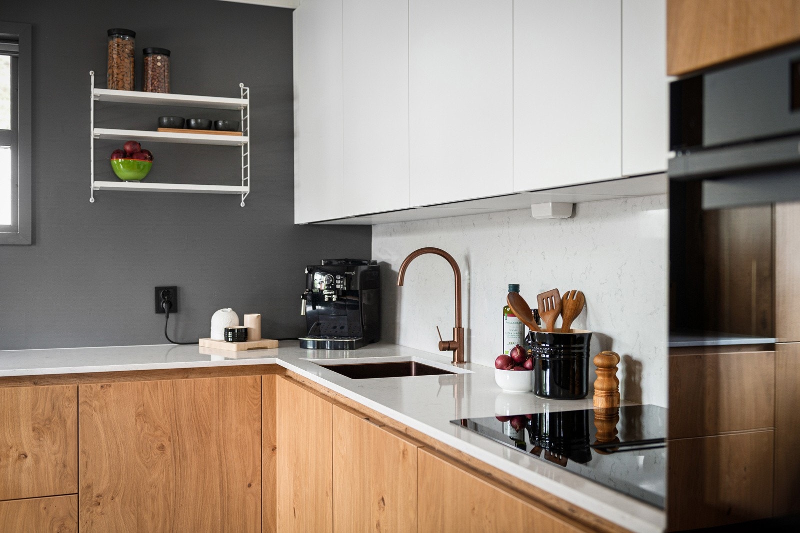 Her er det en flott kompositt benkeplate med matchende kompositt over benk, noe som gir et robust og elegant uttrykk. Galleribilde