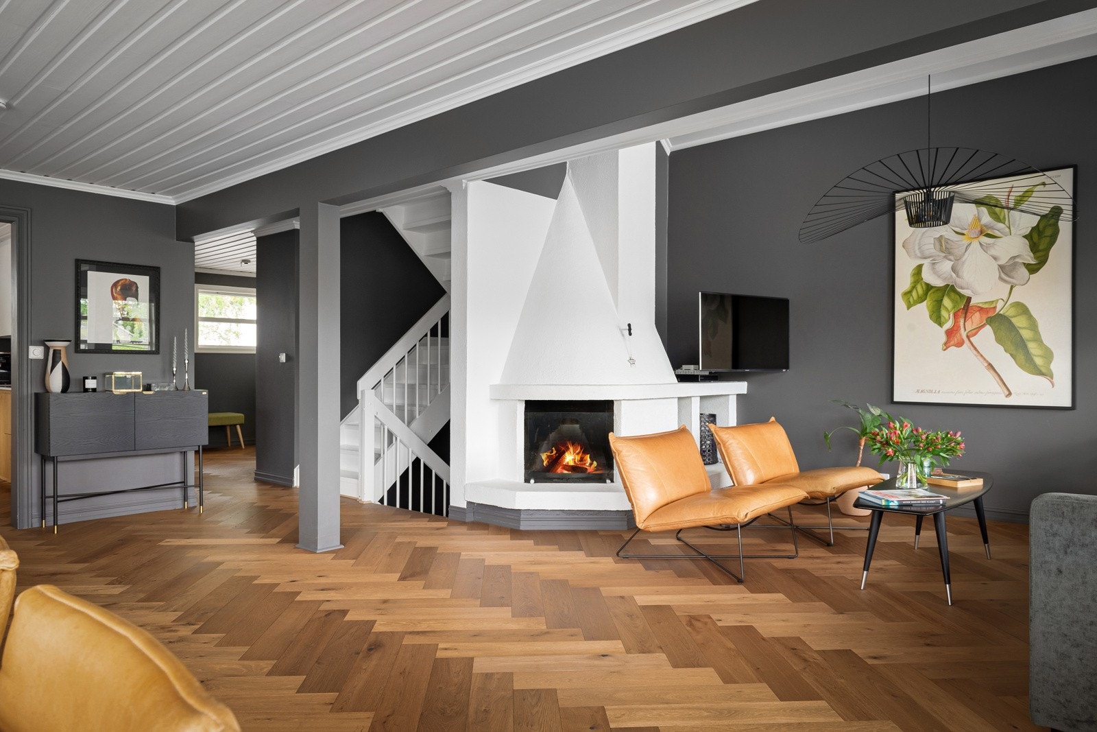 Gulvet er lagt av en flott eikeparkett i fiskebensmønste som gir rommet et eksklusivt og tidløst preg. Galleribilde