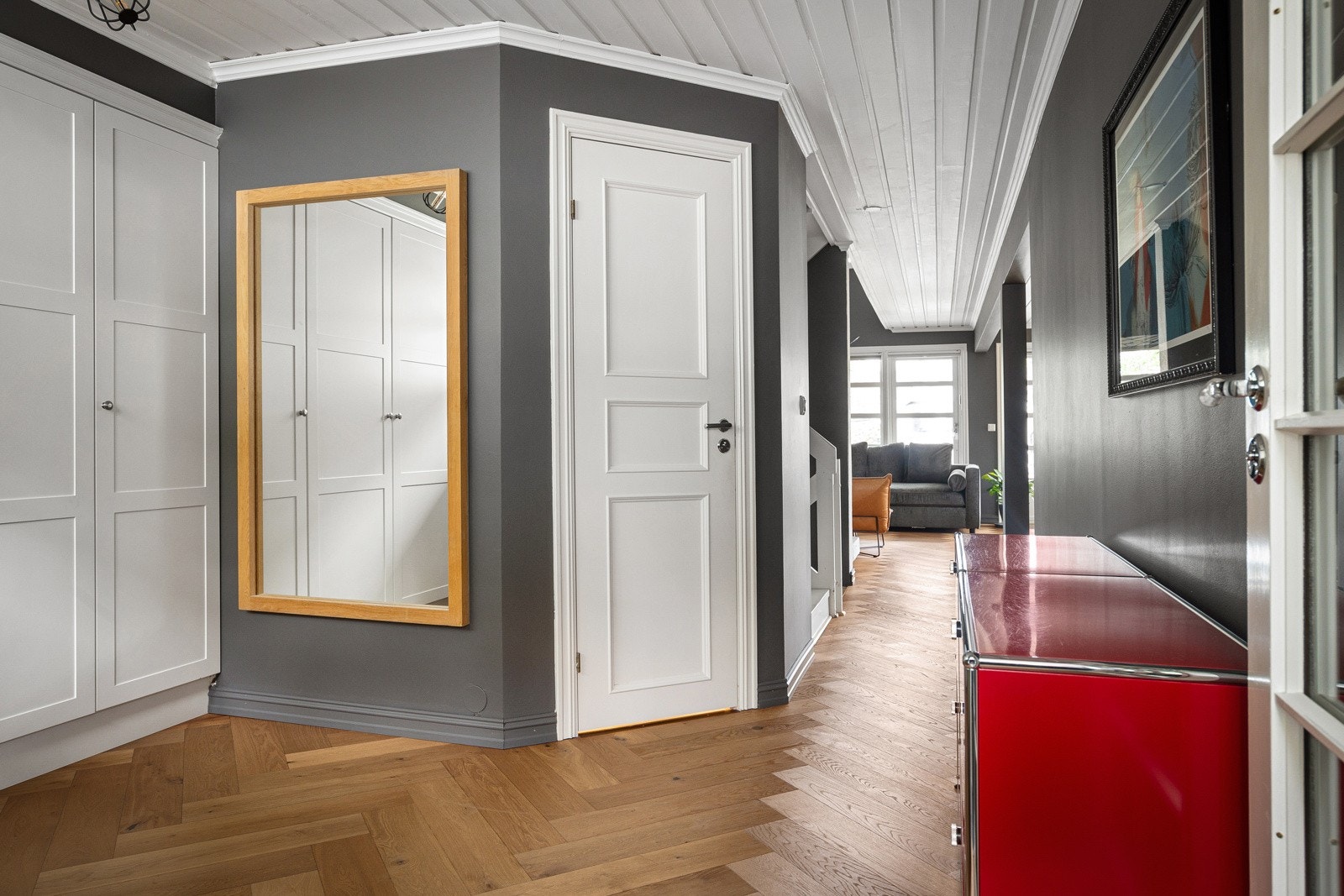 Her er det god plass til å henge fra seg yttertøy og sette fra seg sko, og den praktiske garderobeløsningen bidrar til ryddig oppbevaring i hverdagen. Galleribilde