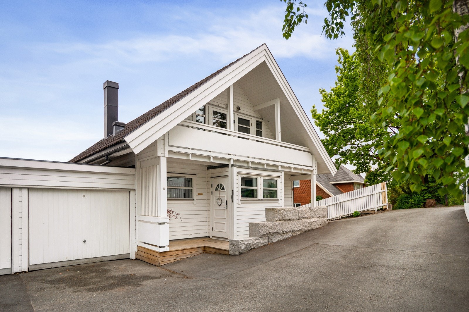 Garasje på 14 kvm og biloppstillingsplass med elbillader Galleribilde