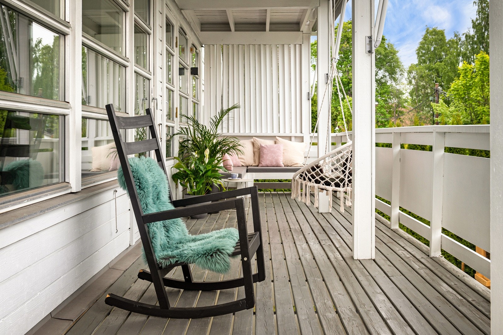 Fra stuen er det utgang til en overbygd veranda. Galleribilde