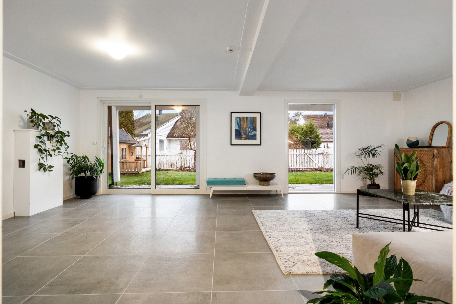 Underetasjen byr på en stor og innbydende kjellerstue med god plass til både TV-avdeling, lekesone, hjemmekontor eller treningshjørne. Galleribilde