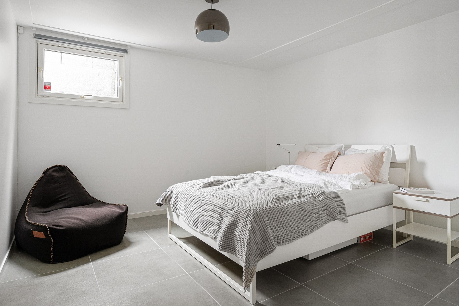 I tillegg finnes et disponibelt rom som i dag er innredet som soverom. Rommet har god størrelse og fleksibilitet, og kan enkelt tilpasses ulike behov. Galleribilde