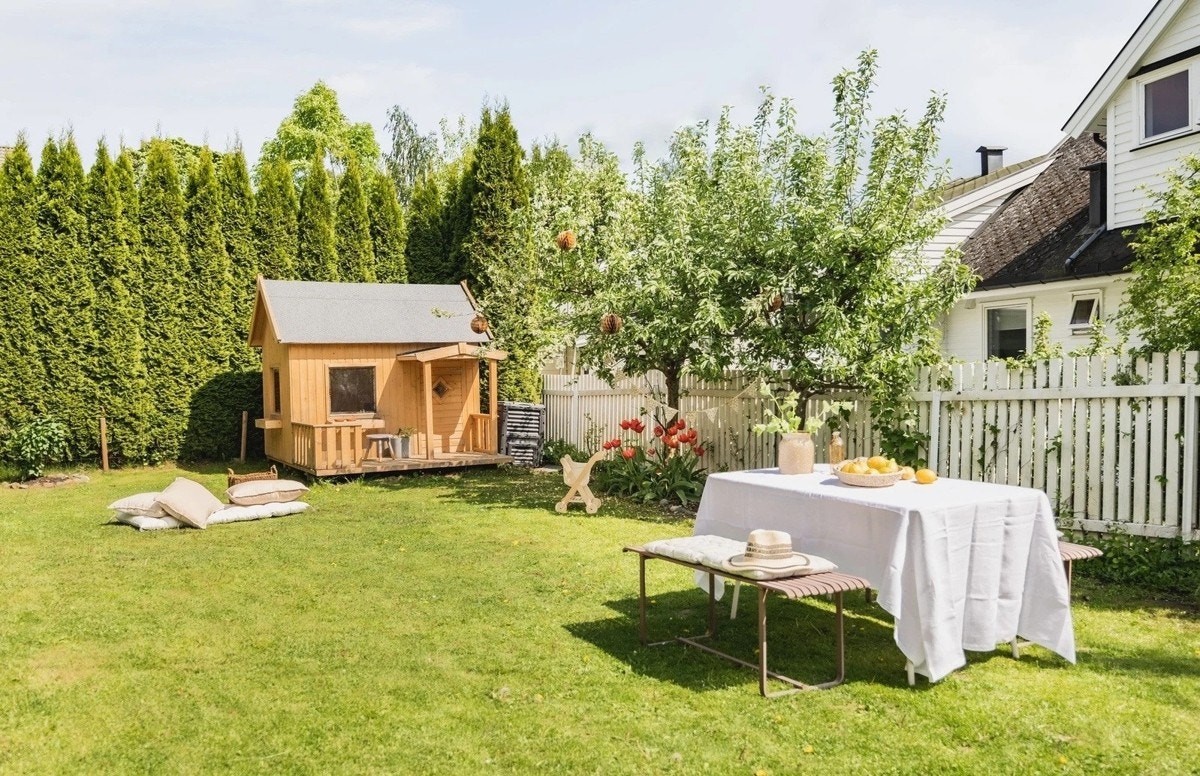 Stor og solrik hage som egner seg perfekt for lek, sosiale sammenkomster og familieliv. Galleribilde