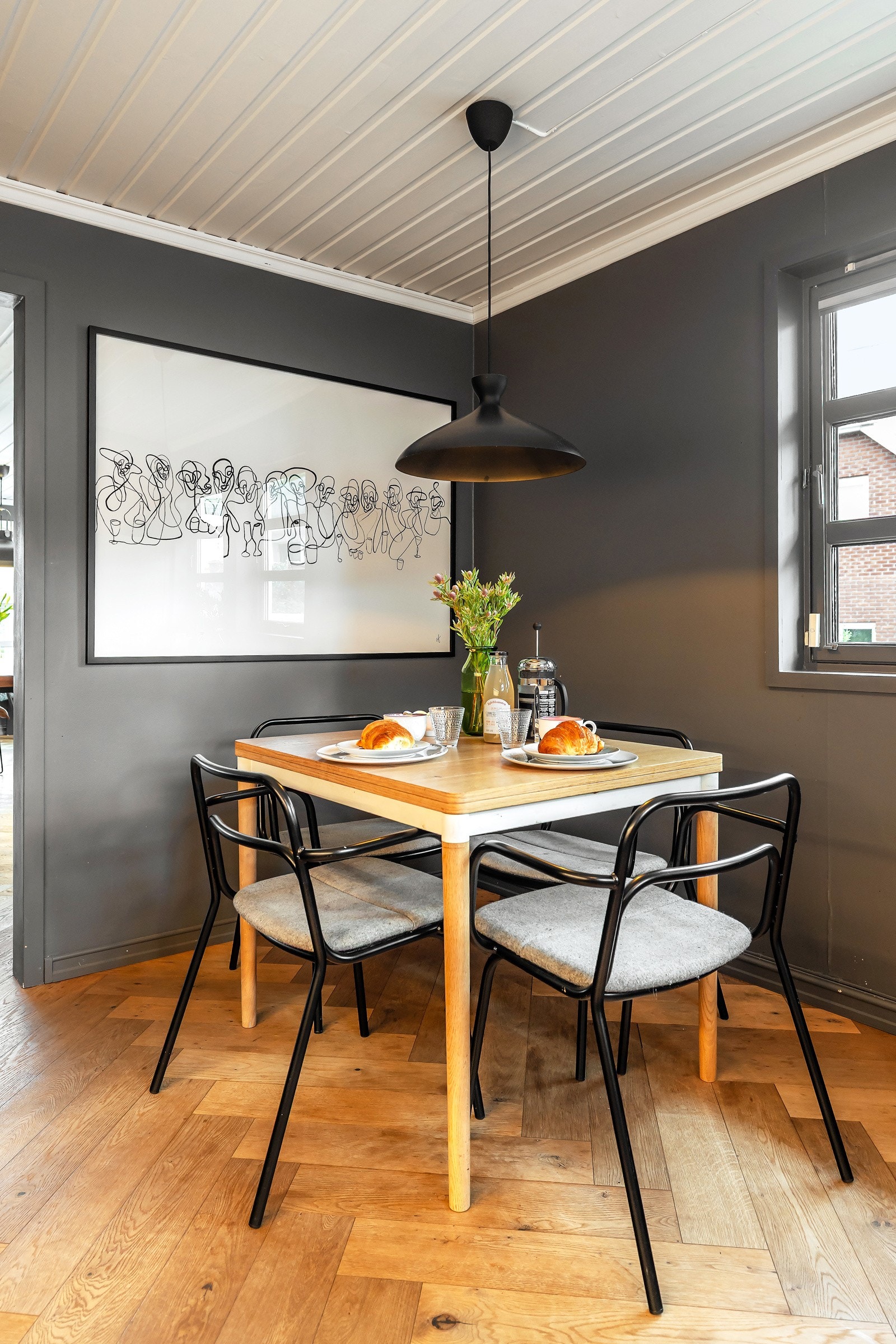 Kjøkkenet har også plass til et frokostbord. Galleribilde