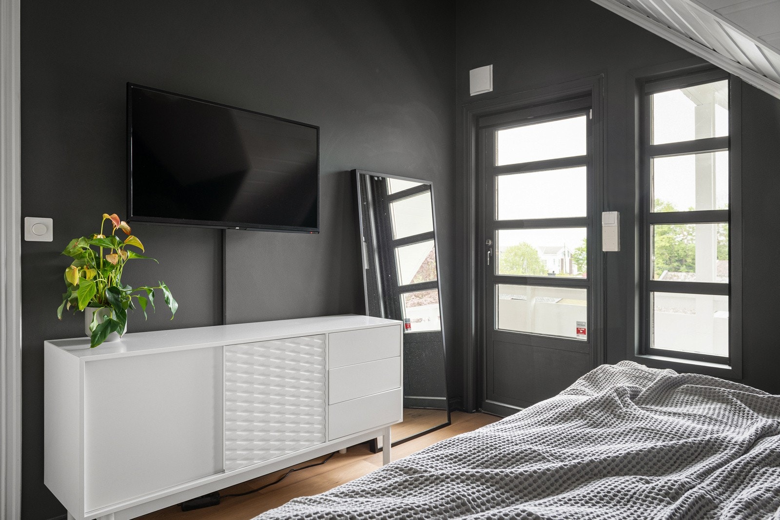 Her er det også rom for øvrig møblement som kommode eller TV-løsning. Galleribilde