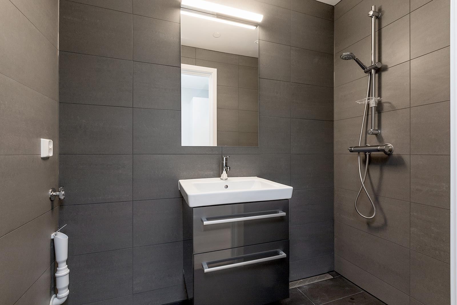 Pent flislagt bad med opplegg for vaskemaskin (40cm). Galleribilde