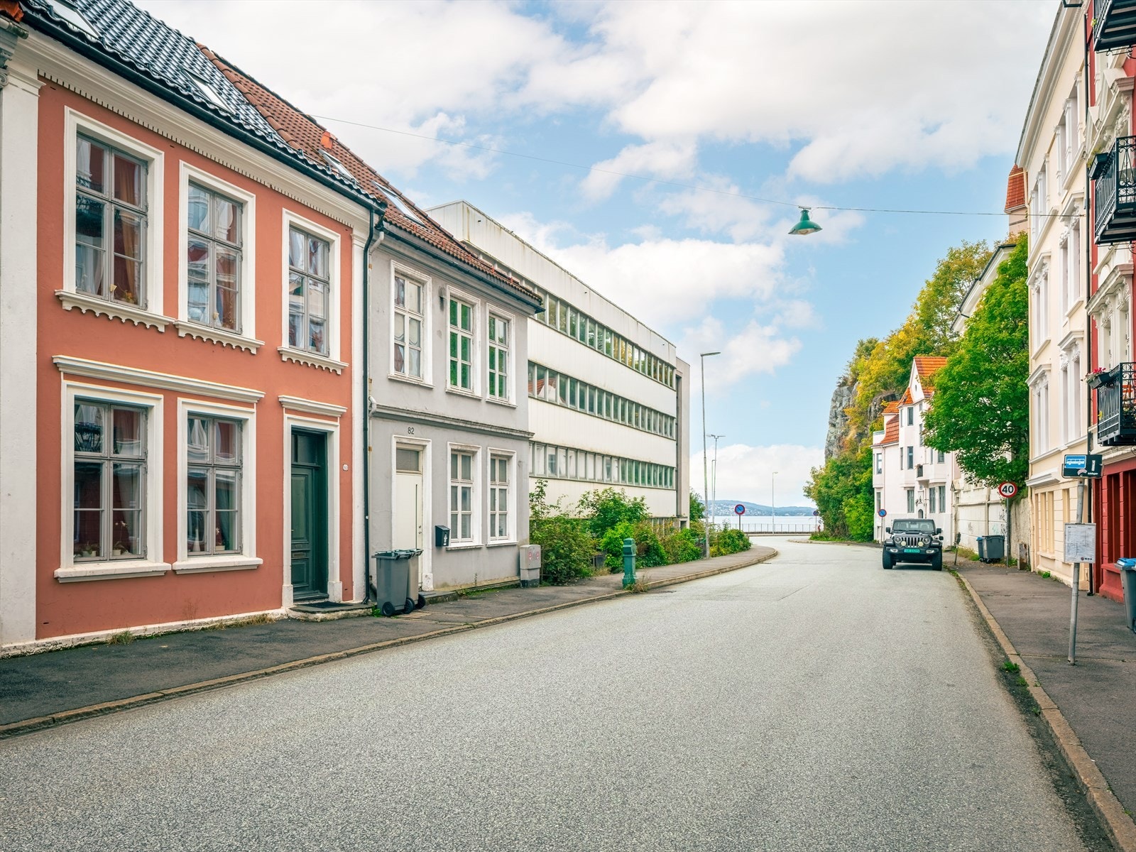 Bergen sentrum er bare en sjarmerende 5 minutters rusletur unna. Turen går gjennom koselige smau, brosteinsbelagte gater og tett trehusbebyggelse med et lite stykke av Bergens bolighistorie på veien. Galleribilde