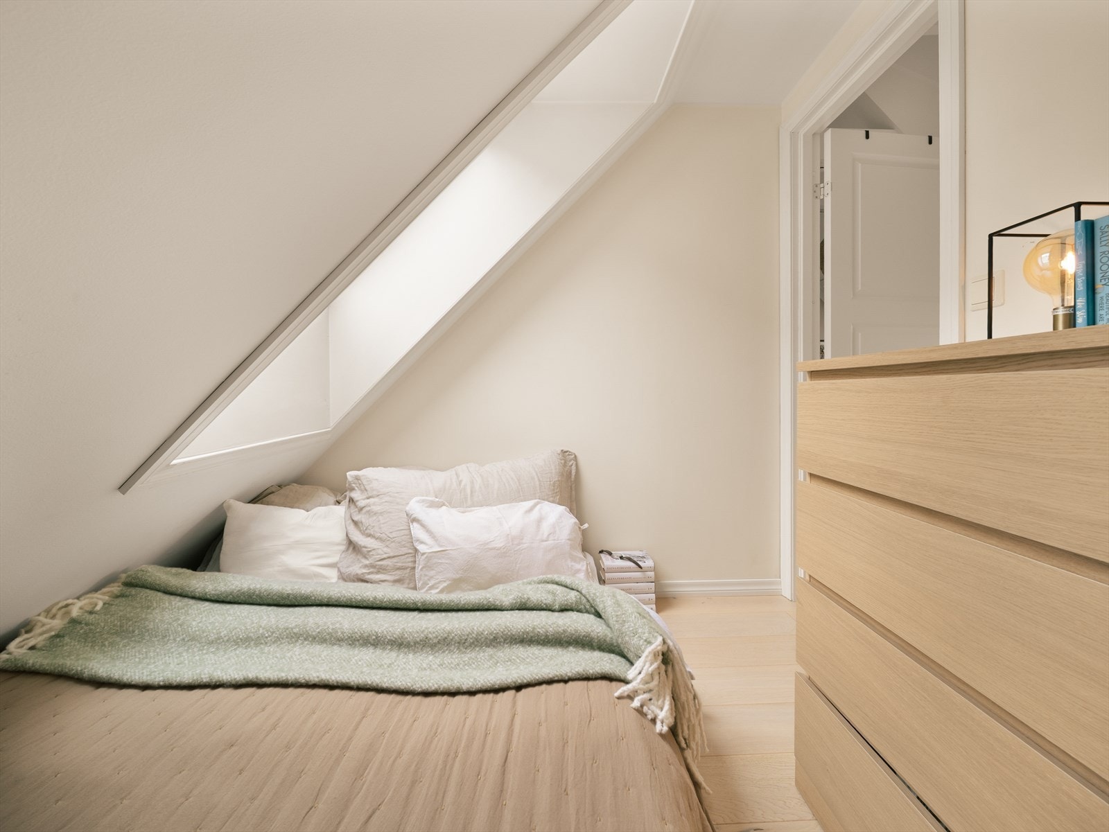 Koselig rom med plass til seng og annet ønsket innredning. Galleribilde