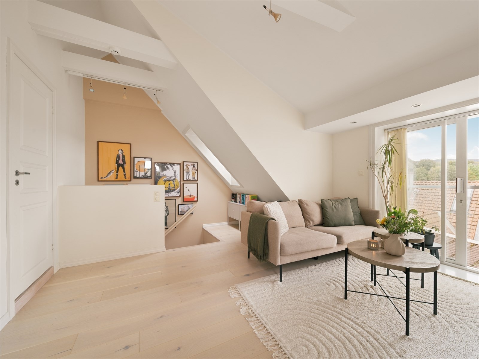 Det er ellers en herlig takhøyde her i stuen på hele 3,3 meter. Galleribilde