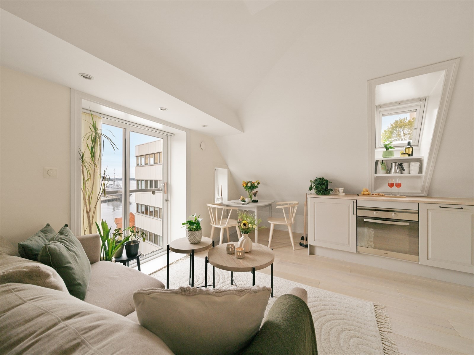 Veggene er malt i lyse farger, noe som bidrar til en lys og luftig følelse. Galleribilde