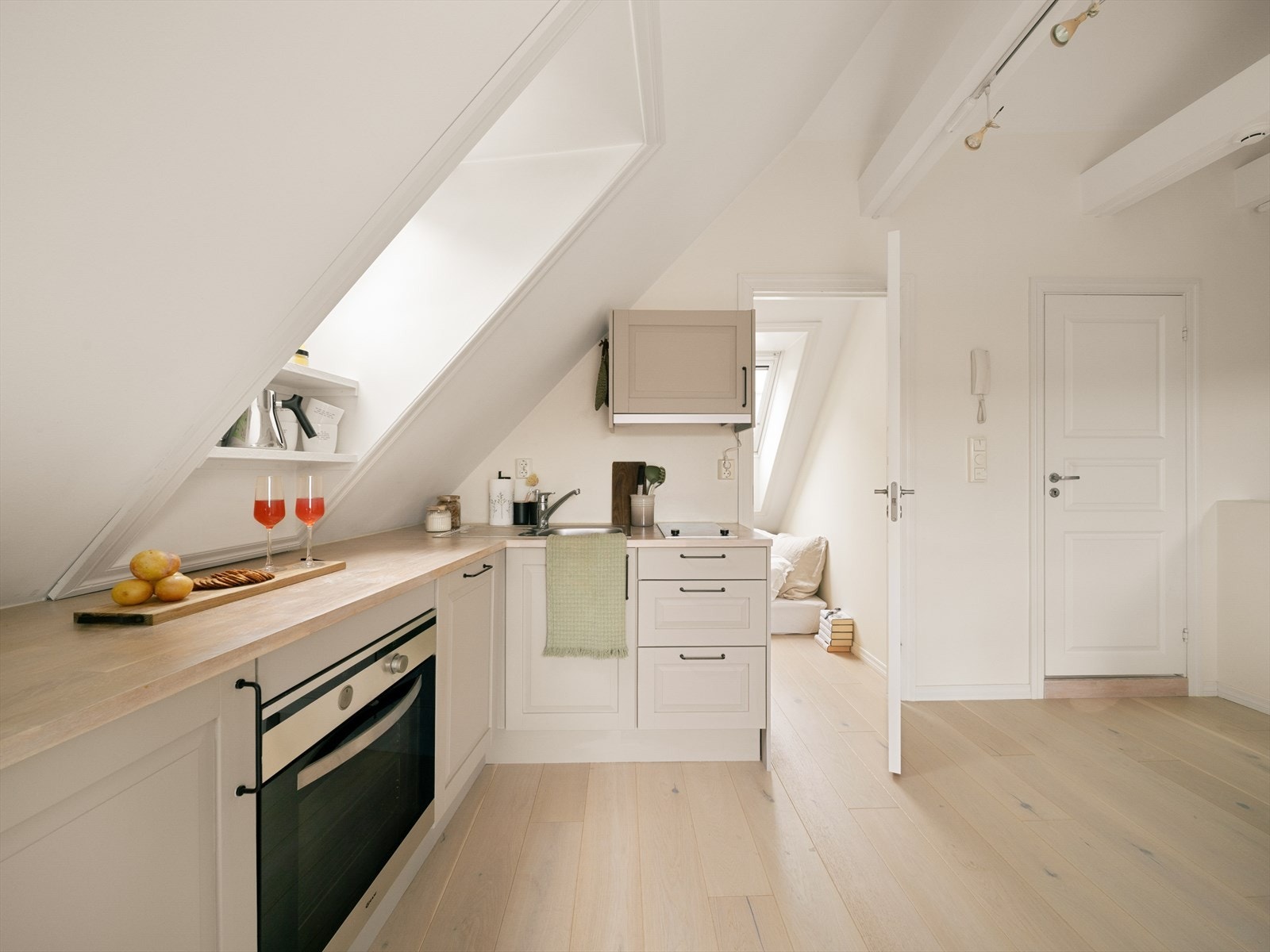 Kjøkkeninnredning fra IKEA i malt grå profilerte utførelse (opprinnelig i bjørk utførelse) med benkeplate i heltre eik og nedfelt stålvask med avrenningsbrett. Galleribilde