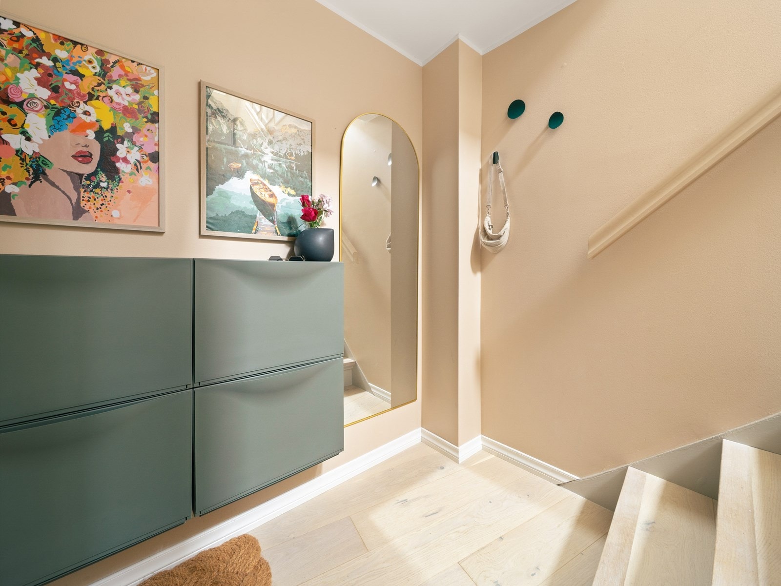 Velkommen inn i en trivelig entrè med plass til å henge fra seg yttertøy og sko Galleribilde