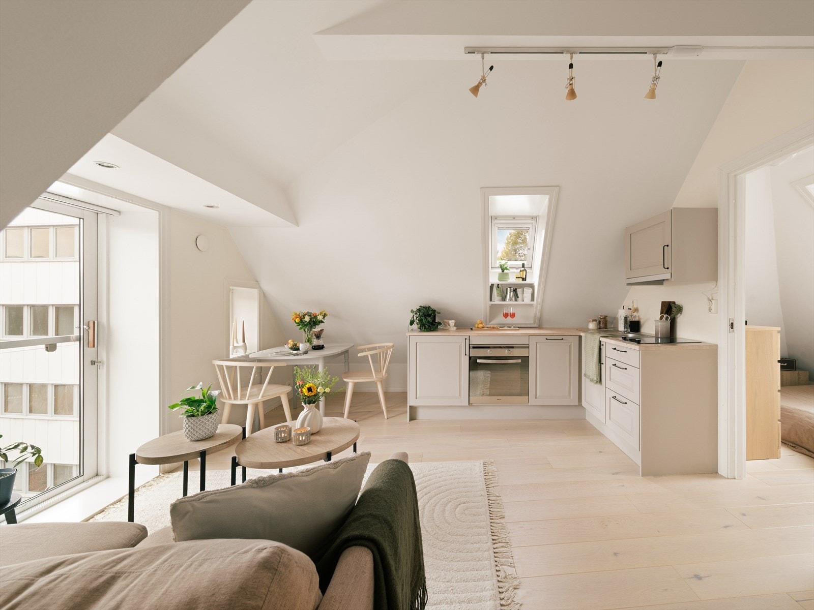 Lys og romslig stue med plass til å innrede med sittegruppe og et lite spisebord. Galleribilde