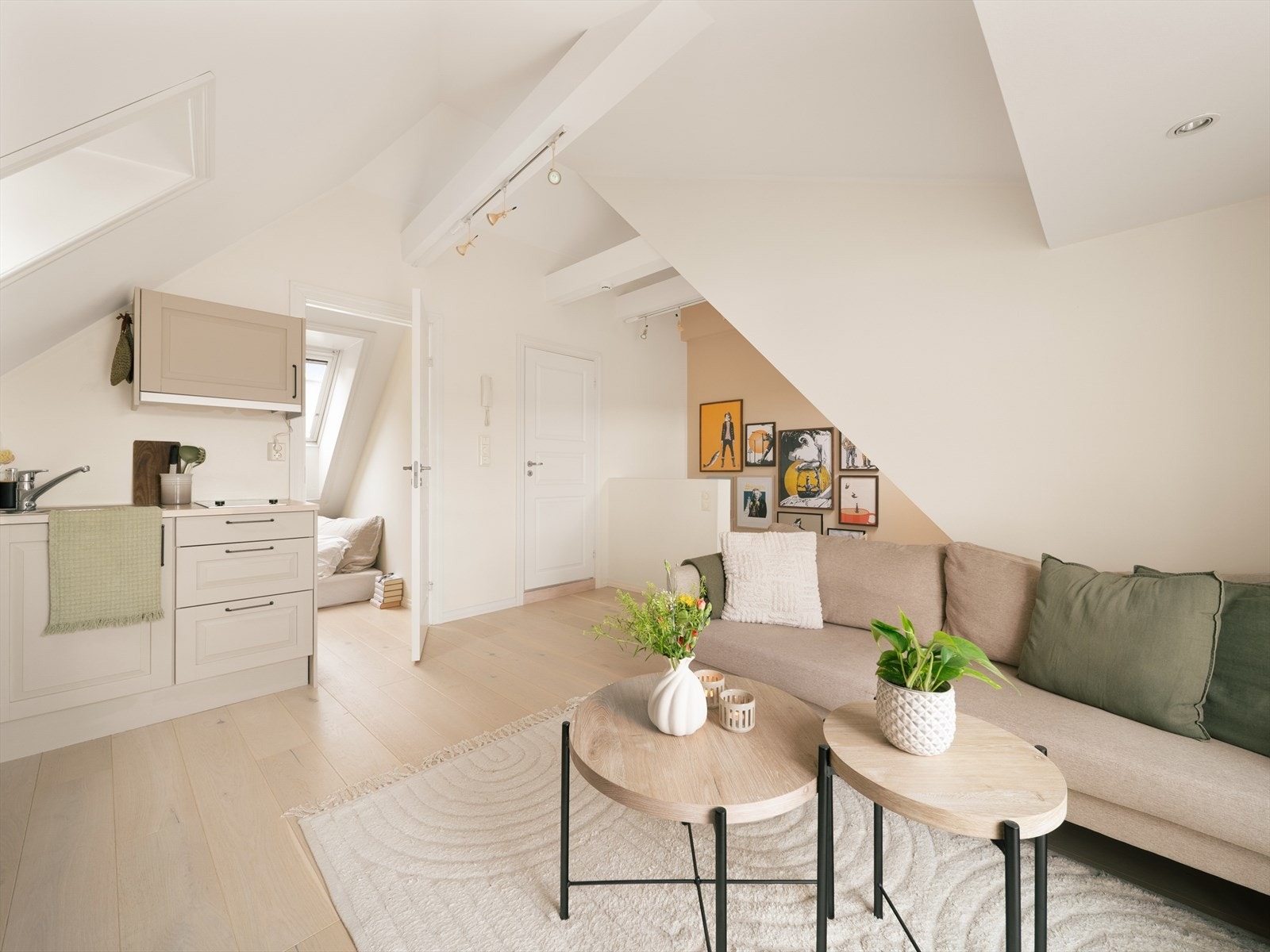 Åpen stue- og kjøkkenløsning som både er praktisk og sosial. Galleribilde