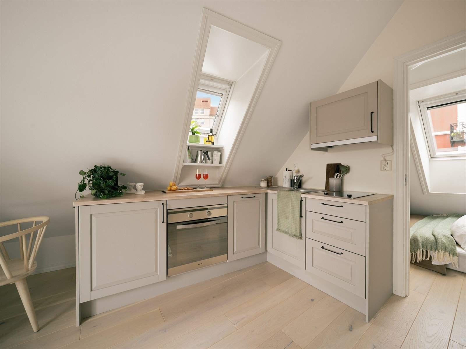 Integrerte hvitevarer som ovn, keramisk platetopp (2 soner), oppvaskmaskin og kjøleskap. Galleribilde