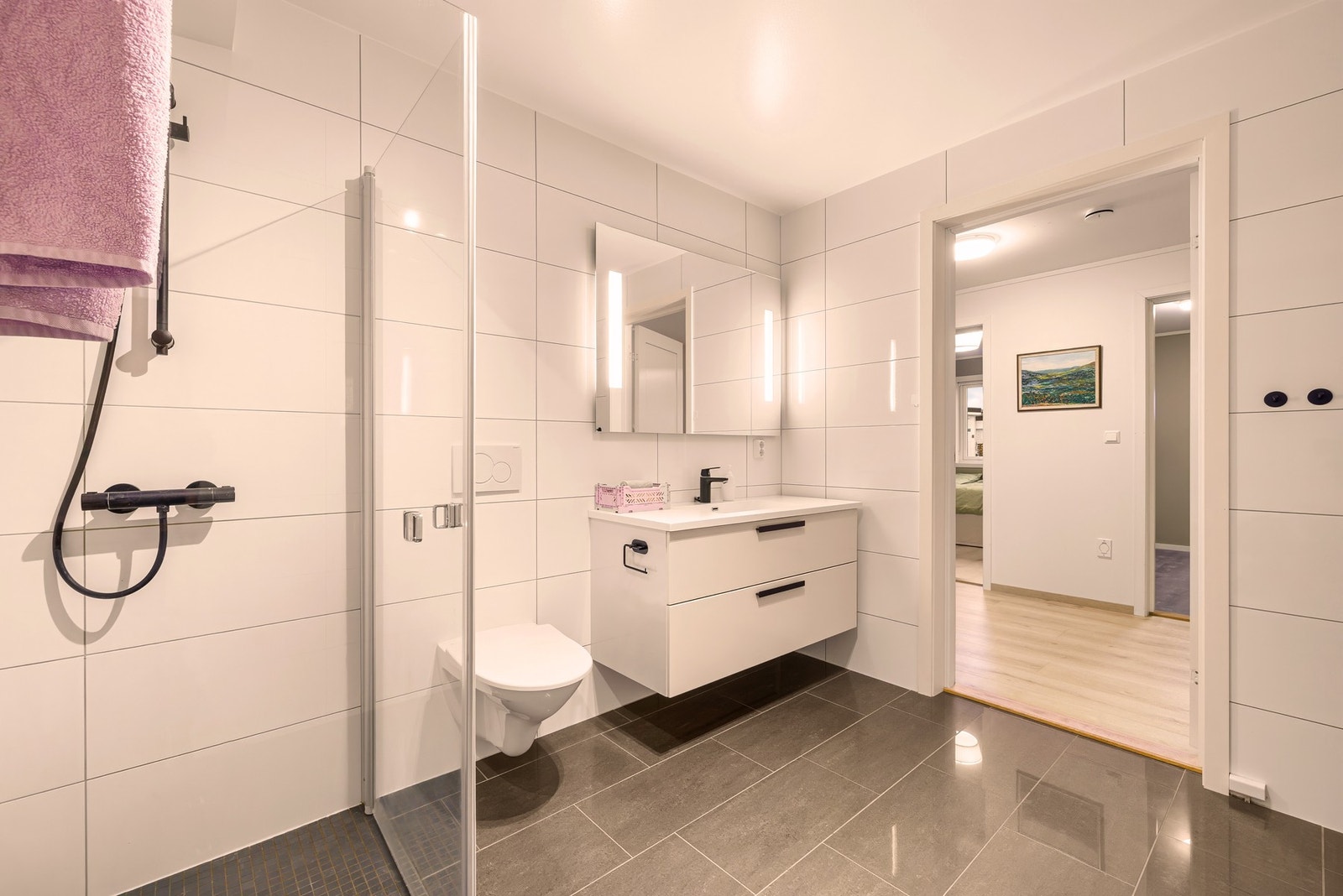 Badet fremstår som moderne Det er rør-i-rør system i boligen. Galleribilde