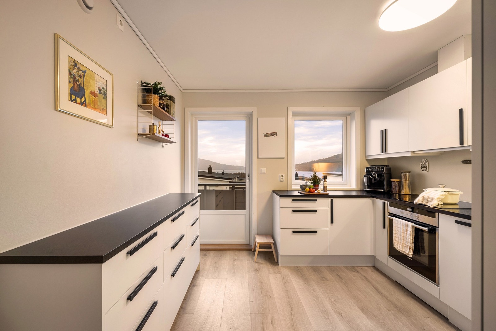 Skuffeseksjonen til venstre i bildet gir ekstra oppbevaringsplass samt ytterligere benkeplass. Galleribilde