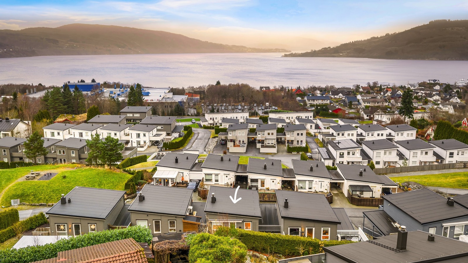 Huset har en gunstig beliggenhet med enkel adkomst og god parkeringsdekning. Galleribilde