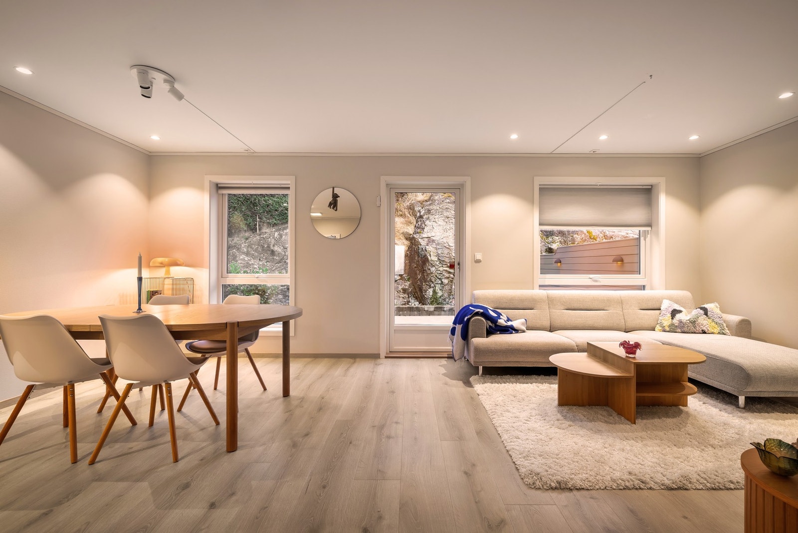 På gulvet er det 1-stavs laminatgulv som er gjennomgående og skaper et helhetlig uttrykk. Galleribilde