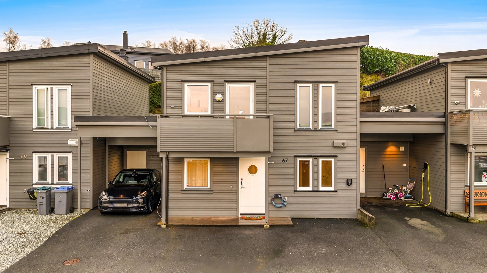 I tillegg er det ytterligere parkeringsdekning på tunet utenfor huset (det er montert lader på fasadeveggen) samt vannslange til spyling. Galleribilde