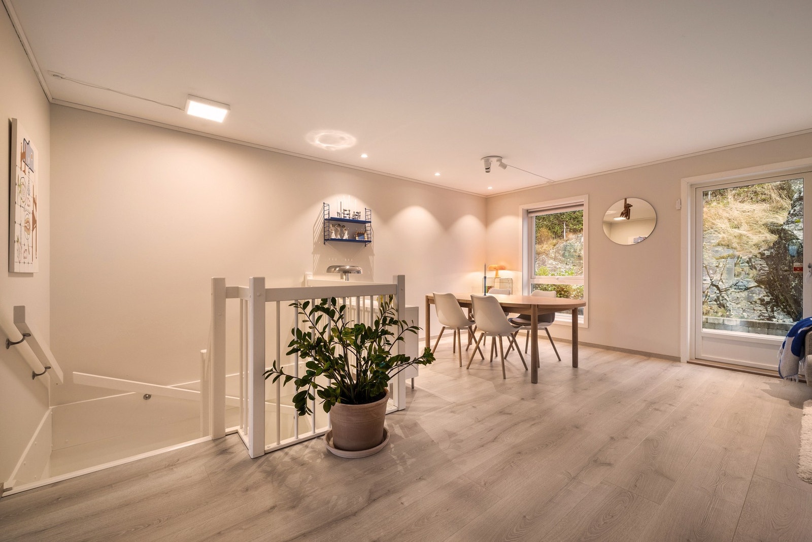 Det er god plass til spisestuebord i den ene delen av stuen. Galleribilde