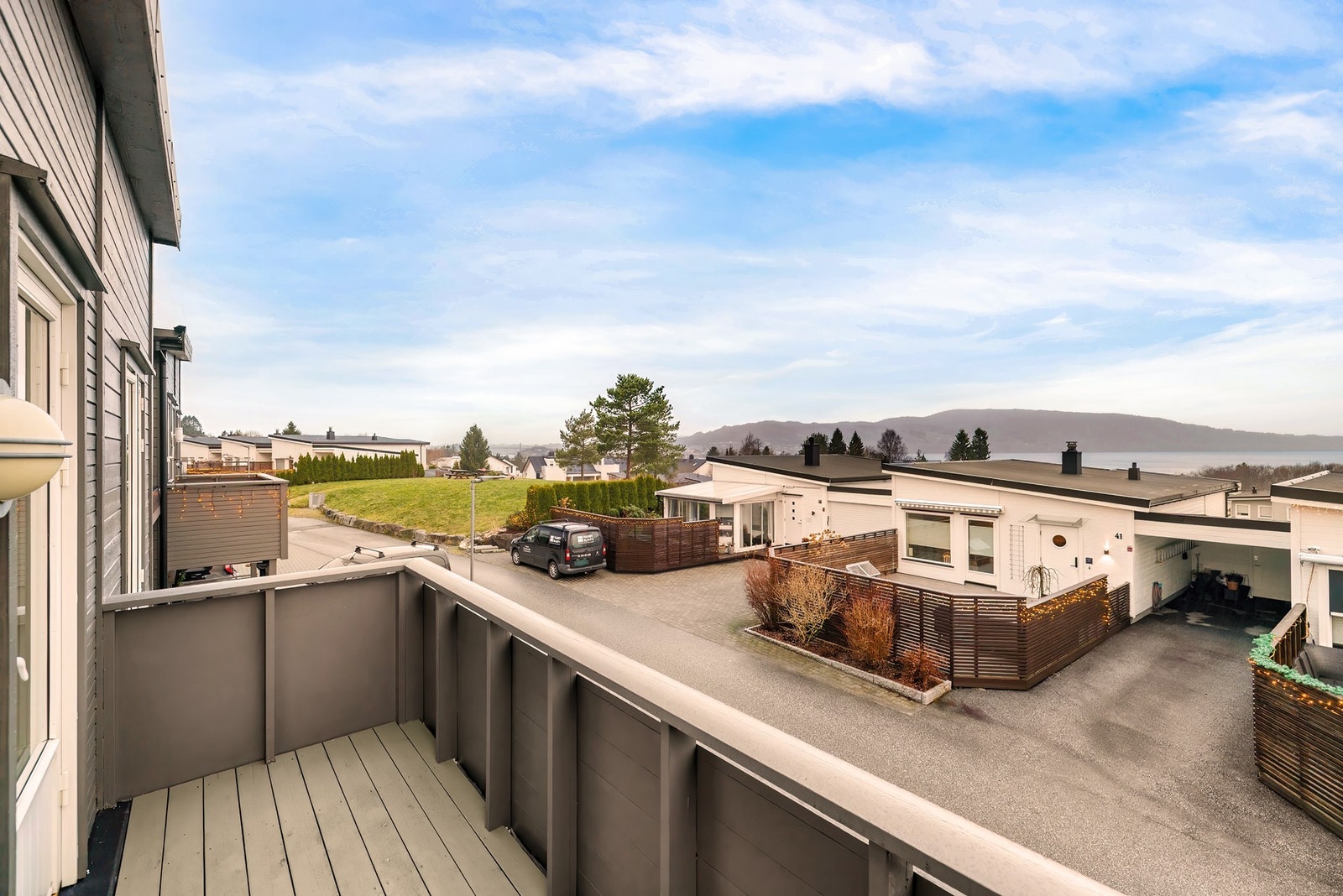 Her har man god oversikt, dersom barna er ute i gaten å leker. Galleribilde