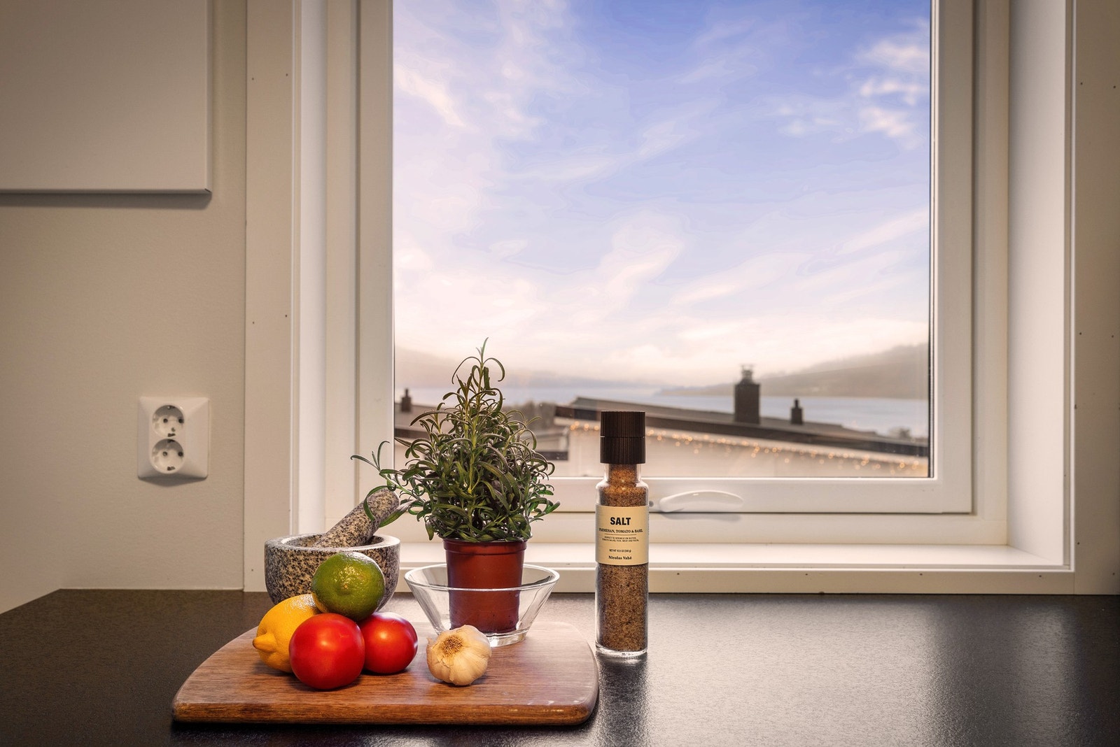 Fra kjøkkenvinduet kan man skue utover Osterfjorden. Galleribilde